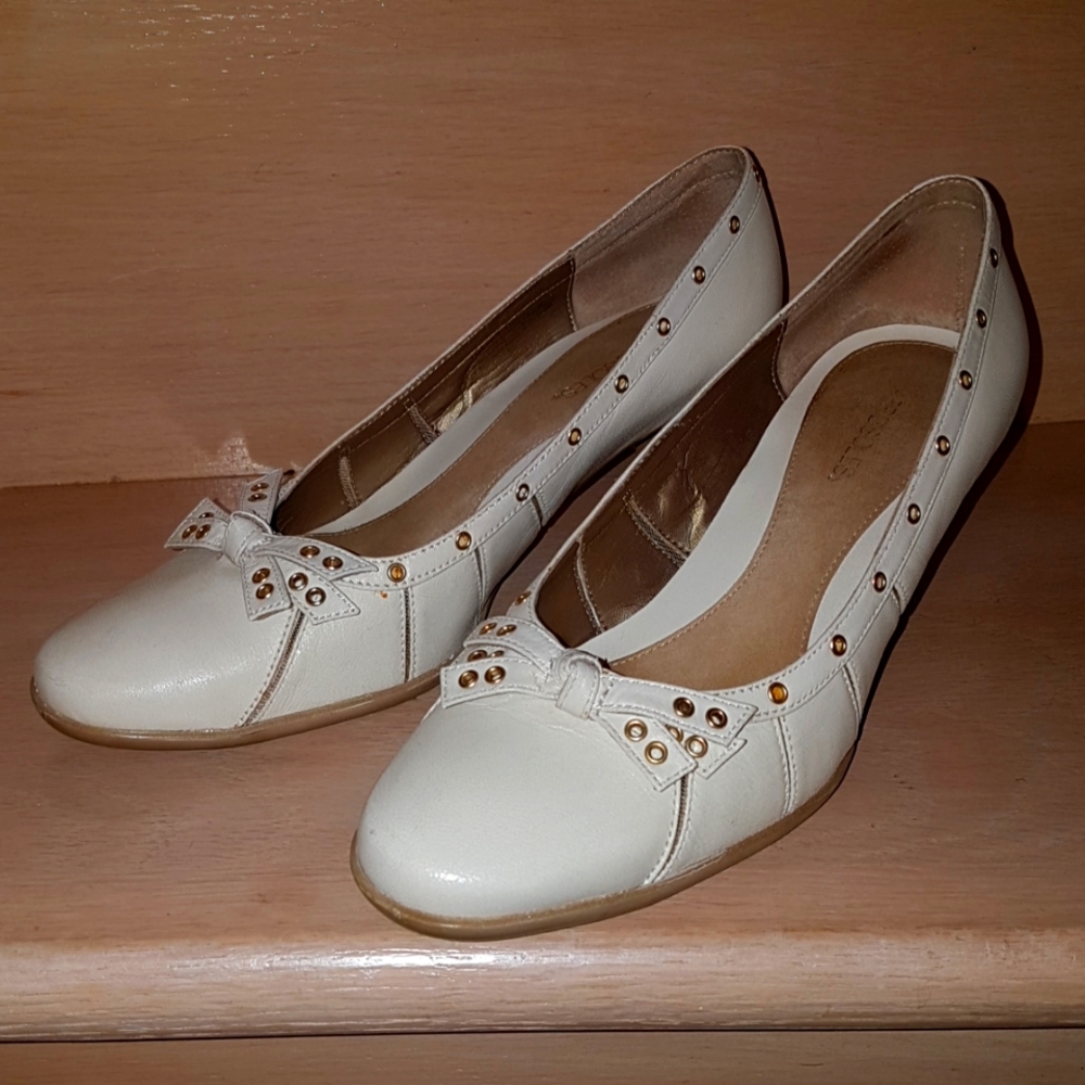 Aerosoles Cream Heels with Gold Accents